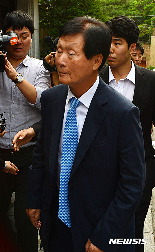 【서울=뉴시스】배훈식 기자 = 신격호 롯데그룹 총괄회장 부친의 기일인 19일 오후 서울 성북구 신동주 에스디제이 회장 자택에 신준호 푸르밀 회장이 들어서고 있다.&nbsp; 이날 제사가 진행된 신동주 회장의 자택에는 신 푸르밀 회장 등 친인척들이 모였다. 2016.07.19.&nbsp; dahora83@newsis.com