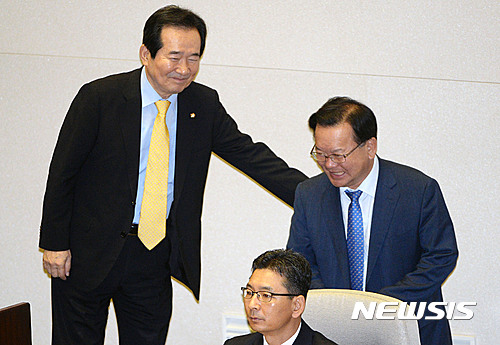 【서울=뉴시스】홍찬선 기자 = 정세균 국무총리와 김부겸 더불어민주당 전 의원. 2016.07.20. mania@newsis.com