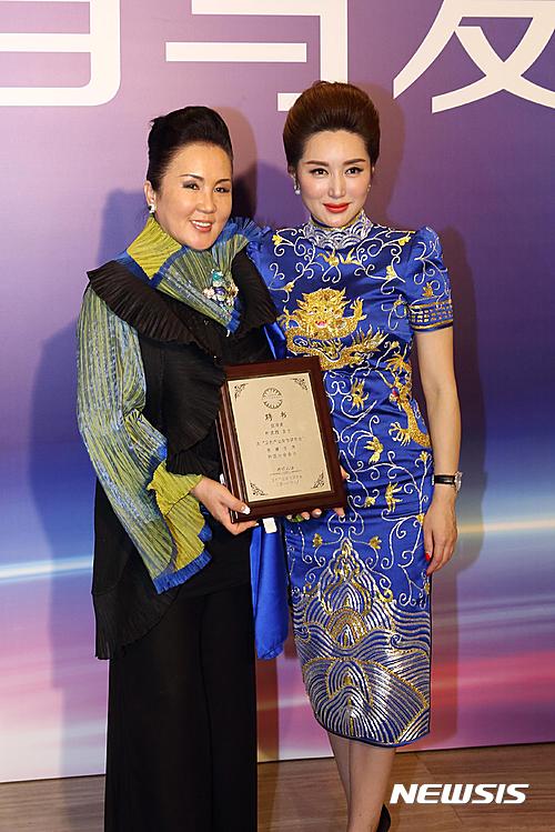 【서울=뉴시스】박정아 한국회장(왼쪽), 조애너 왕 세계회장(주석) 