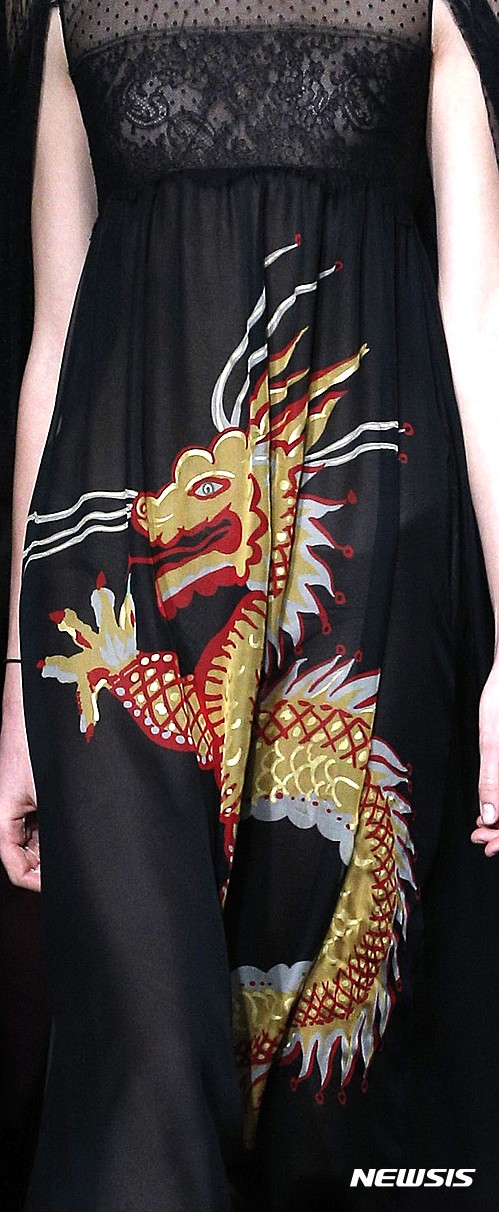 【서울=뉴시스】원추의 '오늘의 운세' 2016년 7월21일 목요일 (음력 6월18일·갑진) ▶쥐띠 = 지금은 비록 생각대로 안 될지라도 좌절하지 말라. 이미 떠난 자 내 사람이 아닌데 마음과 몸 상하고 있는가. ㄱ·ㅊ·ㅂ성씨 이성만 조심하면 뜻대로 펼칠 수 있음을 알 것. 자신의 인생을 남이 대신 살아줄 수 없다는 것을 알라. 생각을 한곳에 모아야 할 때. ▶소띠 = 2·5·8월생 남의 것 무서운 줄 모르고 쓰다 보니 힘에 벅차구나. 용기로 극복할 것. 상대방의 기분 생각지 않고서 자신의 주장만 내세우면 손해가 따르니 구상하는 일 의논하여 밀고 나간다면 대성할 수. 마음을 넓게 갖고 상대방 가슴 아프게는 말라. ▶범띠 = 긴 세월 마음 주고 뜻을 같이 했어도 돌아서면 남남이다. 지난 날의 잘못을 논하기 앞서 현실에 만족하면서 긍정적으로 받아들여라. 3·4·12월생 희망을 갖고 서로가 서로를 포용할 수 있는 힘과 더불어 참고 인내할 때 승리를 맛볼 수다. 가족이 주시하고 있다. ▶토끼띠 = 자식으로 인해 부부 갈등이 우려되니 다시 한번 생각할 수 있는 여유를 가질 것. 51년생 ㅊ·ㅂ·ㅇ성씨 함께 하는 자와 성실한 자세 잃지 않는다면 귀인이 도와 알찬 내실을 기할 수 있을 듯. 2·8·9월생 가족과 자신의 건강을 체크해봄이 좋겠다. ▶용띠 = 64년생 ㄷ·ㅍ·ㅈ성씨 마음이 약해서 손해를 보고서도 약게 굴지 못하고 있자니 건강까지 문제가 되는구나. 주지도 못하고 있는 사람 심정 헤아려줄 것. 1·6·11월생 사랑과 우정에는 희생이 따를 듯. 자신의 노력여하에 따라 만들어지는 것임을 알라. ▶뱀띠 = 자기만의 비밀은 누구에게나 있는 법. 끝까지 지키는 인내가 필요. ㄱ·ㅁ·ㅂ성씨 귀가 얇아 담아두지 못하는 성격을 고친다면 진정한 사람 만날 수. 떠나간 사람에 연연하다 매사 혼동될 수 있으니 1·8·12월생 잊을 것은 빨리 잊고 새 출발하라. 북쪽이 길향. ▶말띠 = 4·8·9월생 흔들리는 마음가짐을 곧게 하고 감언이설에 넘어가지 말 것. 남의 부탁을 생각 없이 받아들이면 곤란에 처할 듯. 끊고 맺음을 분명히 하고 차근차근 계획한 일들만 추진한다면 순조롭게 풀릴 운. ㄱ·ㅈ·ㅂ성씨 구상한 것 적극적으로 밀고 나가라. ▶양띠 = 현재 상태에서 힘과 지혜를 모아 윗사람 말·닭·소띠에게 조언을 구할 때 좋은 성과 있을 듯. 5·7·8월생 강한 의지와 포부만이 험한 세상 살아가는 길이다. 67년생 ㅇ·ㅊ·ㅍ성씨 일어나지 않은 일 들추다가 애정까지 멀어질 수. 적색·흰색이 도움 줌. ▶원숭이띠 = 6·9월생 직장인은 좋은 의미의 동료나 선후배 관계를 솔직한 대화로 풀어나가라. 고집스럽게 자기주장만 하면 주위에 적을 만들 수이나 겸손을 제일로 삼는다면 별무리 없겠다. 불평은 내색하지 않는 것이 중요. 평소에 감싸주는 태도를 갖고 임하면 길. ▶닭띠 = 실하게 해두는 것은 좋지만 갈수록 목표는 높고 여건에는 맞지 않는 의견을 제시하다 모든 것 놓쳐버릴 수. 타산적 행동은 하지 말고 스스로 받아들임이 좋겠다. 4·5·9월생 길이 아니면 가지 말라는 말과 같이 좀 더 깊은 생각을 갖고 임할 것. 투기는 삼가. ▶개띠= 개인 의견만 내세우지 말고 상대방의 의견을 존중함이 좋겠다. 화를 내고 싶어도 참고 노력하여 좋은 분위기를 연출함이 어떨지. 6·7·9월생 ㄱ·ㅅ·ㅍ성씨 길이 아니면 가지 말라는 말을 생각하고 성급하게 결정짓지 말라. 후회할일 생길 수. 자식을 생각하라. ▶돼지띠 = 좋은 일에는 망설이지 말고 적극적으로 나가라. 8·9월생 자기 본분에서 이탈하지 않는 길이 유리. 자신의 일에만 전념하도록 노력할 것. 소문이나 남의 험담에 넘어가지 말고 자신의 운으로 확인하고 결정지어도 때는 늦지 않음을 알 것. 신경성질환 조심. 구삼원 원장 02-959-8493, 010-5584-9393