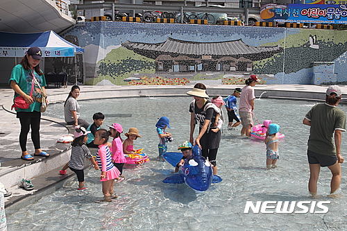 【진천=뉴시스】박재원 기자 = 충북 진천군은 20일 진천읍 진천대교에서 지역 주민 등이 참석한 가운데 백사천 물놀이장 개장식을 했다. 2016.07.20. (사진= 진천군 제공)&nbsp;&nbsp; photo@newsis.com