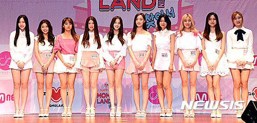 【서울=뉴시스】조수정 기자 = 20일 오후 서울 마포구 상암동 누리꿈스퀘어에서 열린 Mnet '서바이벌 모모랜드를 찾아서' 제작발표회에서 연습생들이 포토타임에 포즈를 취하고 있다. 왼쪽부터 나윤, 희재, 아인, 데이지, 낸시, 연우, 혜빈, 주이, 제인, 신시아. '서바이벌 모모랜드를 찾아서'는 Mnet이 이단옆차기와 라이머, 신사동호랭이 등 대한민국을 대표하는 프로듀싱 군단과 손을 잡은 걸그룹 데뷔 서바이벌 프로그램이다. 더블킥컴퍼니 10인의 연습생들은 이들과 함께 데뷔를 위한 치열한 경쟁에 나서게 된다. 2016.07.20. chocrystal@newsis.com