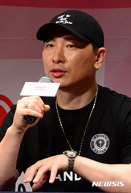 【서울=뉴시스】조수정 기자 = 20일 오후 서울 마포구 상암동 누리꿈스퀘어에서 열린 Mnet '서바이벌 모모랜드를 찾아서' 제작발표회에서 음악전문프로듀서인 라이머가 질문에 답변하고 있다. '서바이벌 모모랜드를 찾아서'는 Mnet이 이단옆차기와 라이머, 신사동호랭이 등 대한민국을 대표하는 프로듀싱 군단과 손을 잡은 걸그룹 데뷔 서바이벌 프로그램이다. 더블킥컴퍼니 10인의 연습생들은 이들과 함께 데뷔를 위한 치열한 경쟁에 나서게 된다. 2016.07.20. chocrystal@newsis.com