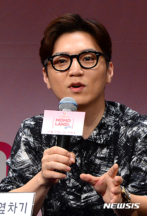【서울=뉴시스】조수정 기자 = 20일 오후 서울 마포구 상암동 누리꿈스퀘어에서 열린 Mnet '서바이벌 모모랜드를 찾아서' 제작발표회에서 음악전문프로듀서인 이단옆차기 멤버 박장근이 질문에 답변하고 있다. '서바이벌 모모랜드를 찾아서'는 Mnet이 이단옆차기와 라이머, 신사동호랭이 등 대한민국을 대표하는 프로듀싱 군단과 손을 잡은 걸그룹 데뷔 서바이벌 프로그램이다. 더블킥컴퍼니 10인의 연습생들은 이들과 함께 데뷔를 위한 치열한 경쟁에 나서게 된다. 2016.07.20. chocrystal@newsis.com