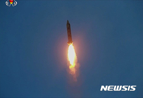 【서울=뉴시스】조선중앙TV는 김정은 노동당 위원장 겸 국무위원장이 조선인민군 전략군 화성포병부대들의 탄도로켓 발사훈련을 현지지도 했다고 20일 보도했다. 이날 현지지도에는 리만건, 리병철, 홍승무, 김정식, 노동당 중앙위원회 책임일군과 핵무기연구부문의 과학자, 기술자들이 동행했으며, 전략군사령관 김락겸, 정치위원 박래영이 김 위원장을 맞이했다. 2016.07.20.(사진=조선중앙TV 캡쳐)  photo@newsis.com