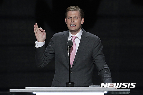 【클리블랜드=AP/뉴시스】공화당 대선후보인 도널드 트럼프의 차남인 에릭 트럼프가 지난달 20일 오하이오 주 클리블랜드 공화당 전당대회에서 찬조 연설을 하고 있다. 에릭 트럼프는 아버지는 '진정한 애국자'라며 최근 불거진 무슬림 군인 부모 모욕 논란과 관련해 아버지를 두둔했다.