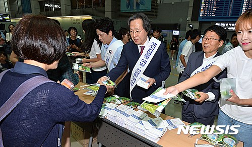 【인천공항=뉴시스】고승민 기자 = 본격 여름 휴가철 및 브라질 리우올림픽을 앞두고 해외감염병 예방대책 마련 필요성이 제기되고 있는 21일 오전 인천국제공항에서 정기석 질병관리본부장과 해외감염병 예방 홍보대사 배우 이승준이 입국자 건강상태 질문서 작성 권장 등 홍보 캠페인을 하고 있다.  질병관리본부는 지난달부터 해외감염병 예방을 위해 '더블체크(국내 입국 시 챙겨야 할 건강상태 질문서 제출, 의심증상 발현시 1339 신고)'를 홍보하고 있다.  내달 4일부터 감염병 발생국가 체류 및 경유한 입국자들은 의무적으로 건강상태 질문서를 제출해야 한다. 2016.07.21.   kkssmm99@newsis.com