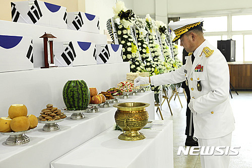 【춘천=뉴시스】조명규 기자 = 강원 홍천군 육군 제11기계화보병사단은 21일 사단 신병교육대 화랑관에서 순국선열과 호국영령의 희생정신을 기리기 위해 6·25전쟁 전사자 유해발굴 영결식을 거행했다.2016.07.21(사진=제11기계화보병사단 제공)&nbsp; photo@newsis.com 