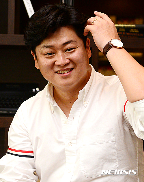 【서울=뉴시스】추상철 기자 = 2016 오스트리아 음악극장 시상식에서 아시아인 최초로 남우주연상을 받은 테너 강요셉이 21일 오후 서울 서초구 쉐라톤 서울 팔래스 강남 호텔에서 뉴시스와 인터뷰를 갖기 전 포즈를 취하고 있다. 2016.07.21. scchoo@newsis.com