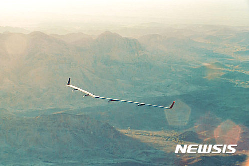 【서울=뉴시스】박영환 기자 = 페이스북이 개발한 드론 '아퀼라'가 미국 애리조나주 유마에서 시험비행중이다. 라틴어로 '독수리'를 뜻하는 아퀼라는 세계 오지에 거주하는 16억명에게 페이스북과 인터넷을 제공하는 것을 목표로 삼고 있다. 2016.07.22 (사진=페이스북 제공) 