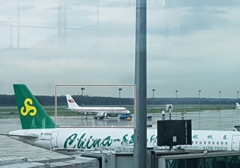 【서울=뉴시스】북한 고려항공 소속 여객기 한대가 22일 오전 베이징으로 비행하던 도중 화재가 발생해 중국 랴오닝(遼寧)성 선양(瀋陽) 공항에 긴급 착륙했다. 이날 중국 관영 신화통신은 해당 사고기에 타고 있었던 탑승객을 인용 "평양에서 출발해 수도 베이징으로 향하던 여객기에 불이 나 이런 사태가 벌어졌다"고 보도했다. 중국 네티즌이 SNS를 통해 공개한 사진으로 검은 박스속 항공기가 선양 타오센(桃仙) 국제공항 활주로에 세워진 고려항공 사고기다. (사진출처: 웨이보) 2016.07.22&nbsp; 