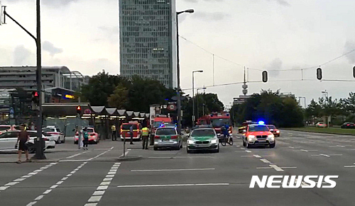 【뮌헨=AP/뉴시스】22일(현지시간) 총격 사건이 발생한 독일 뮌헨의 올림피아 쇼핑센터 인근에 독일 경찰들이 출동해 경계를 서고 있다. 뮌헨 경찰은 사망자 수를 밝히지 않은 채 많은 사망자가 발생한 것으로 보인다고 말했다. 2016.7.23