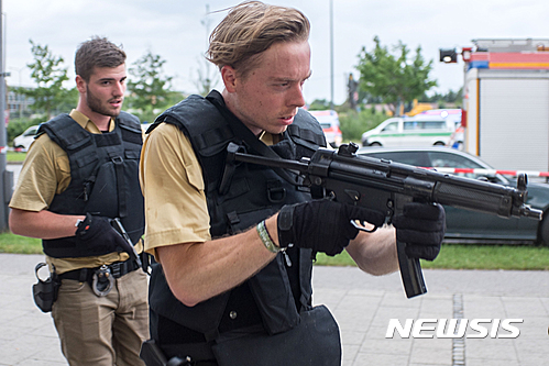 【뮌헨=AP/뉴시스】22일(현지시간) 총격 사건이 발생한 독일 바이에른주 뮌헨의 올림피아 쇼핑센터에 무장 경찰들이 도착하고 있다. 2016.7.23