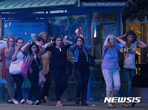 【뮌헨=AP/뉴시스】22일(현지시간) 독일 남부 뮌헨의 올림피아 쇼핑센터에서 총기난사 사건이 발생해 시민들이 대피하고 있다. 2016.7.23.