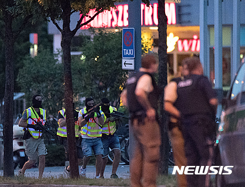 【뮌헨=AP/뉴시스】22일(현지시간) 독일 남부 뮌헨의 올림피아 쇼핑센터에서 총기 난사 사건이 발생한 뒤 경찰이 수색작전을 벌이고 있다. 2016.7.23.