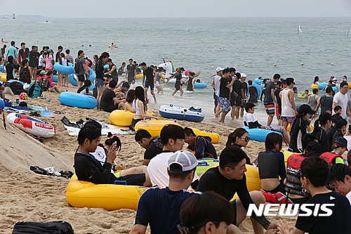 【강릉=뉴시스】김경목 기자 = 23일 오후 피서객들이 강원 강릉시 경포해수욕장에서 피서를 즐기고 있다.&nbsp; 이날 서쪽 지역은 한낮 기온이 30도를 넘어가는 찜통더위가 기승을 부린 반면 강릉을 비롯한 동쪽 지역은 23~25도 사이에 기온이 분포하는 서늘한 날씨를 보여 대조를 이뤘다. 2016.07.23.&nbsp; photo31@newsis.com