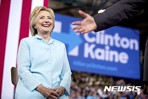 【마이애미=AP/뉴시스】미국 민주당의 사실상 대선 후보 힐러리 클린턴 전 국무장관이 23일(현지시간) 플로리다주 마이애미에서 선거유세를 펼치고 있다. 클린턴은 이날 부통령 러닝메이트 팀 케인 상원의원(버지니아)과 합동 유세를 했다. 2016.7.25. 