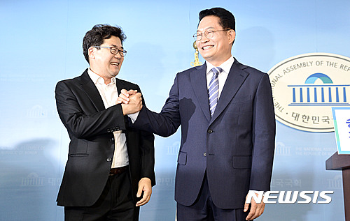 【서울=뉴시스】홍찬선 기자 = 더불어민주당 송영길 의원이 24일 오전 서울 여의도 국회 정론관에서 8·27 전당대회 대표 출마 기자회견을 하며 수행을 맡아 줄 박찬대 의원과 손을 잡고 있다. 2016.07.24.&nbsp; mania@newsis.com