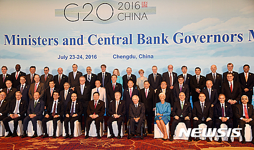 【서울=뉴시스】고승민 기자 = 유일호 부총리 겸 기획재정부 장관이 24일 중국 청두 인터콘티낸탈호텔에서 열린 G20 재무장관, 중앙은행총재회의에 참석해 각구 대표들과 기념촬영을 하고 있다. 2016.07.24. (사진=기재부 제공) photo@newsis.com