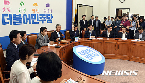 【서울=뉴시스】홍찬선 기자 = 더불어민주당 김종인 비대위 대표가 25일 오전 서울 여의도 국회 의원회관에서 열린 비상대책위원회의를 주재하고 있다. 2016.07.25. mania@newsis.com