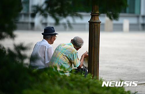 【서울=뉴시스】임태훈 기자 = 서울 종로구 한 공원에서 노인들이 휴식을 취하고 있는 모습. 2016.07.25. taehoonlim@newsis.com