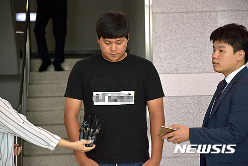 【의정부=뉴시스】김주성 기자 = 승부조작 사실을 자진신고한 프로 야구선수 유창식(24·KIA타이거즈)이 25일 피의자 신분으로 경기지방경찰청 사이버수사대에 출석해 7시간 동안 조사를 받았다. 유창식 씨는 조사를 마친 후 “심리적으로 불안해 자진신고를 했고, 팬들에게 죄송하다”고 심경을 밝혔다. 2016.07.25.&nbsp; jskim@newsis.com 