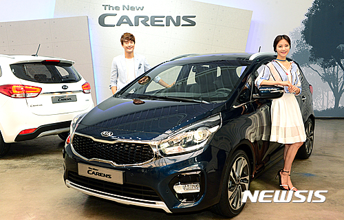 【서울=뉴시스】권현구 기자 = 26일 오전 서울 강남구 논현동 쿤스트할레에서 열린 기아자동차 '더 뉴 카렌스' 발표회에서 모델들이 신차를 선보이고 있다. '더 뉴 카렌스'는 라디에이터 그릴, 안개등, 전면범퍼, 리어램프, 타이어 휠 등의 디자인 변화를 했다. 2016.07.26. stoweon@newsis.com