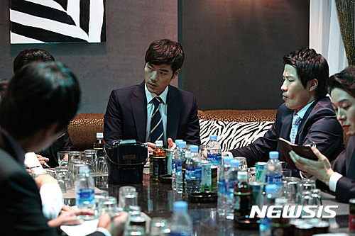 영화 '찌라시 : 위험한 소문'의 한 장면. 대기업·금융기관의 정보 관련자, 전·현직 경찰·검찰·국정원 직원, 국회의원 보좌관, 기자 등이 친목과 정보 교류를 위한 모임을 갖고 이 자리에서 풀어놓은 첩보와 정보들을 종합해 각각 자신의 소속 회사와 기관 등으로 보고한다.