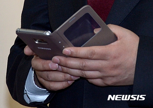 휴대폰 보는 손