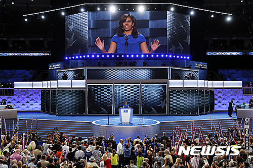 【필라델피아=AP/뉴시스】버락 오바마 미국 대통령의 부인 미셸 오바마 여사가 25일(현지시간) 펜실베이니아주 필라델피아에서 열린 민주당 전당대회에서 당의 사실상 대선후보인 힐러리 클린턴 지지연설을 하고 있다. 2016.07.26