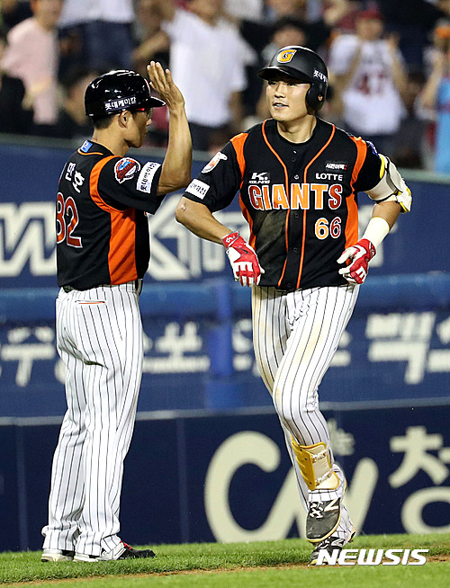 【서울=뉴시스】고범준 기자 = 26일 오후 서울 송파구 잠실야구장에서 열린 2016 KBO리그 LG 트윈스와 롯데 자이언츠의 경기, 8회초 무사 주자없는 상황 롯데 김상호가 좌중간 홈런을 치고 그라운드를 돌고 있다. 2016.07.26. bjko@newsis.com