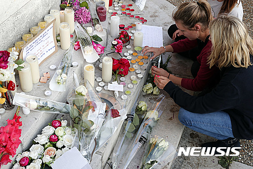 【 셍테티엔 뒤 루브레=AP/뉴시스】프랑스 셍테티엔 뒤 루브레에서 26일(현지시간) 주민들이 성당테러 사건에 희생된 자크 아멜 신부를 추모하기 위해 촛불을 켜고 있다. 2016.07.27 