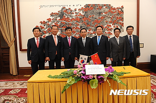 【홍성·예산=뉴시스】안희정 충남지사가 지난 6월 중국 광동성을 방문 자매결연을 맺고 있다. 