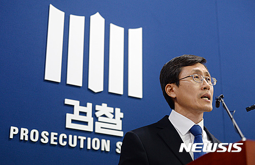 【서울=뉴시스】김진아 기자 = 정병하 대검 감찰본부장이 27일 서울 서초구 대검찰청 기자실에서 서울남부지검 검사 자살 관련 부장검사 폭언 등 비위 사건 감찰결과 발표를 하고 있다.&nbsp; 대검찰청은 27일 지난 5월 스스로 목숨을 끊은 서울남부지검 소속 김홍영 검사 사건과 관련해 김 검사의 상급자인 김모 부장검사에 대한 해임을 법무부에 청구했다. 2016.07.27.&nbsp; bluesoda@newsis.com 