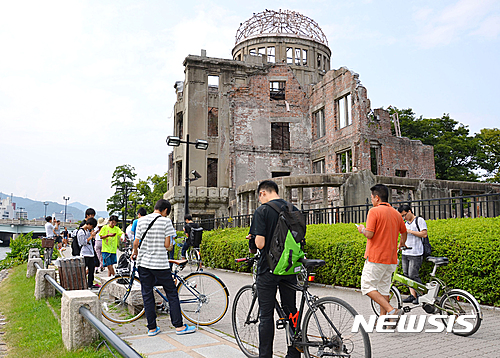 【히로시마=AP/뉴시스】일본 히로시마 평화기념공원의 일명 '원폭 돔' 앞에서 26일 시민들이 포켓몬 고 게임을 하고 있다. 2016.07.28 