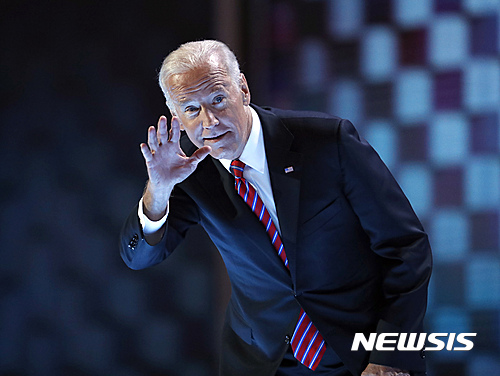 【필라델피아=AP/뉴시스】조 바이든 미국 부통령이 27일(현지시간) 펜실베이니아주 필라델피아 웰스파고 센터에서 진행 중인 민주당 전당대회에서 연설하기 위해 무대에 오르며 지지자들에게 인사하고 있다. 2016.7.28. 