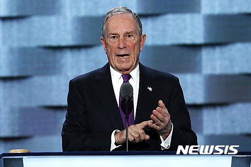 【필라델피아=AP/뉴시스】마이클 블룸버그 전 뉴욕 시장이 27일(현지시간) 펜실베이니아주 필라델피아에서 열린 민주당 전당대회에 도널드 트럼프 공화당 대선후보를 비판하는 연설을 하고 있다. 2016.07.28 