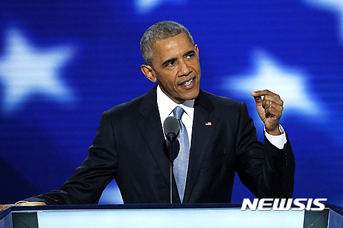 【필라델피아=AP/뉴시스】버락 오바마 미국 대통령이 27일(현지시간) 펜실베이니아주 필라델피아에서 열리는 전당대회에서 힐러리 클린턴 후보 지지연설을 하고 있다. 2016.07.28 
