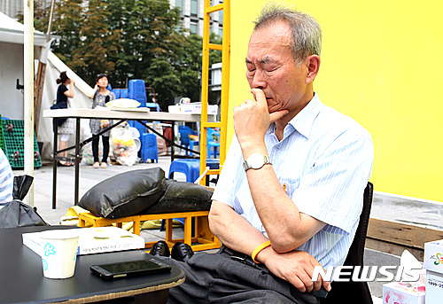 【서울=뉴시스】김동민 기자 = 이석태 4·16 세월호 참사 특별조사위원회 위원장이 28일 오후 서울 종로구 광화문 광장에서 단식농성을 이어가고 있다. 이 위원장은 지난 27일 단식농성에 앞서 기자회견을 열고 "세월호 미수습자 수습과 선체조사를 포함해 아직 조사해야 할 것이 적지 않게 남아있음에도 정부는 특조위 활동이 끝났다고 주장하며 문을 닫으라고 하고 있다"고 밝혔다. 2016.07.28.life@newsis.com