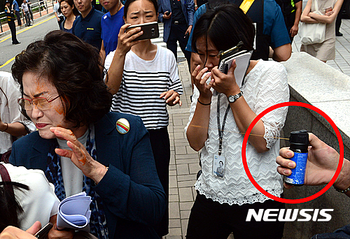 【서울=뉴시스】조성봉 기자 = 김태현 이사장이 28일 오전 서울 중구 바비엥2 그랜드볼룸에서 ‘화해 치유 재단’ 출범 이사장 기자간담회를 마치고 자리를 나서며 30대 남성이 뿌린 호신용 캡사이신(빨간원)을 맞고 괴로워하고 있다. 2016.07.28. suncho21@newsis.com