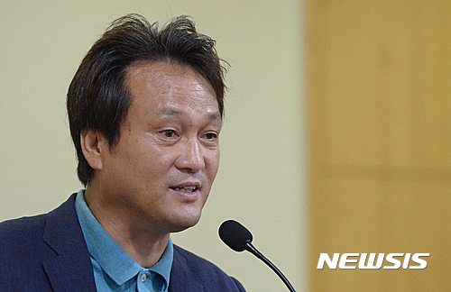【서울=뉴시스】조수정 기자 = 안민석 더불어민주당 의원이 28일 오전 서울 여의도 국회의원회관에서 열린 조경태 국회 기획재정위원회위원장 주최 '초중등학교 수영교육 의무화 방안 토론회'에서 축사 하고 있다. 2016.07.28. chocrystal@newsis.com