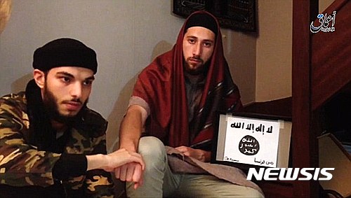 【서울=뉴시스】이슬람 극단주의 무장단체 이슬람국가(IS)가 27일(현지시간) 공개한 동영상에서 프랑스 성당테러 아델 케르미슈(왼쪽)가 공범 압델말리크 P와 IS에 충성을 맹세하고 있다. 데일리메일은 이날 케르미슈가 소셜네트워킹서비스(SNS) 페이스북를 통해 공범을 모집했을 가능성이 있다고 보도했다. 2016.07.28 (사진출처: 데일리메일 인터넷판)