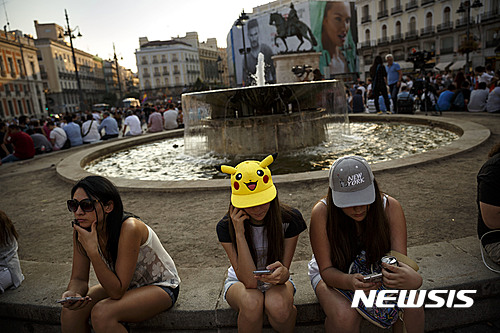 【마드리드=AP/뉴시스】스페인 마드리드에서 28일(현지시간) 젊은이들이 포켓몬 고 게임을 하고 있다. 2016.07.29&nbsp; 
