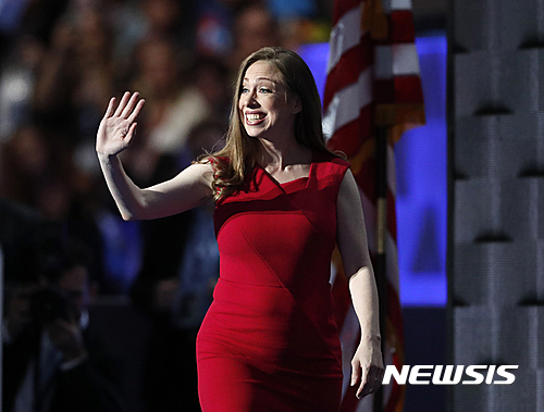 【필라델피아=AP/뉴시스】미국 민주당 대선 후보 힐러리 클린턴 전 국무장관의 딸 첼시가 28일(현지시간) 민주당 전당대회가 진행 중인 펜실베이니아주 필라델피아 웰스 파고 센터에서 어머니를 소개하는 연설을 하기 위해 무대에 오르고 있다. 2016.7.29.