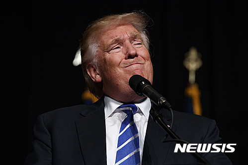 【시더래피즈=AP/뉴시스】미국 공화당 대선 후보 도널드 트럼프가 27일(현지시간) 아이오와주 시더 래피즈에서 선거 유세를 하고 있다. 2016.7.29. 