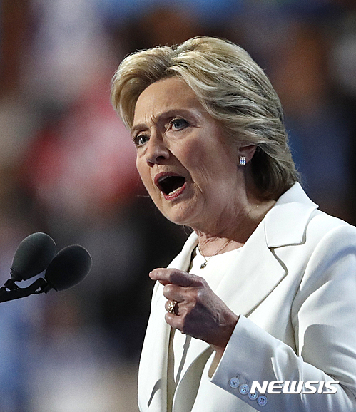 【필라델피아=AP/뉴시스】미국의 힐러리 클린턴 민주당 대선후보가 28일(현지시간) 펜실베이니아주 필라델피아에서 열린 민주당 전당대회에서 후보 수락 연설을 하고 있다. 2016.7.29.