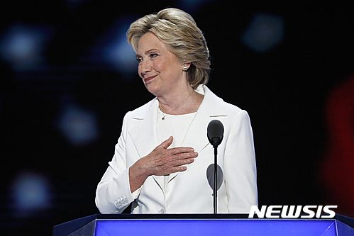 【필라델피아=AP/뉴시스】미국의 힐러리 클린턴 민주당 대선후보가 28일(현지시간) 펜실베이니아주 필라델피아에서 열린 민주당 전당대회에서 후보 수락 연설을 마치며 청중들에게 감사를 나타내고 있다.&nbsp; 2016.7.29.