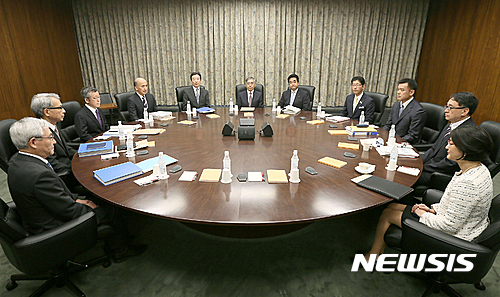 【서울=뉴시스】구로다 하루히코(黑田東彦) 일본은행 총재(가운데)와 금융정책결정위원들은 30일 도쿄에서 이틀간 일정으로 회의를 시작했다.