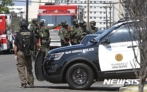 【AP/뉴시스】= 지난 해 7월 샌디에이고 경찰에 총격을 가한 범인을 잡기 위해 도로에서 검문을 하고 있는 경찰들. 국경도시인 샌디에이고와 티후아나 시장들은 6일(현지시간) 앞으로 멕시코와의 협력과 우의를 더욱 강화하겠다는 공동성명을 발표했다.   