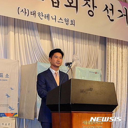 【서울=뉴시스】곽용운(56) ㈜마산코퍼레이션 경영지원본부 전무이사가 제27대 대한테니스협회 회장에 당선됐다. 대한테니스협회는 30일 오후 서울 송파구 방이동의 올림픽파크텔에서 142명의 선거인단을 대상으로 실시한 제27대 회장 선거에서 곽용운 전무이사가 선출됐다고 밝혔다. (사진 제공 = 대한테니스협회)